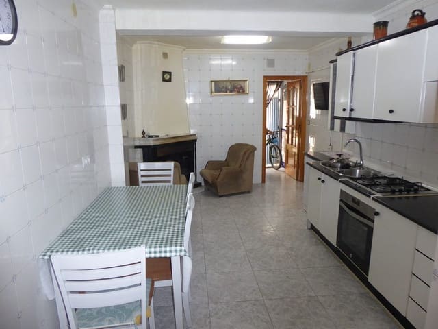 3 makuuhuone Omakotitalo myytävänä paikassa Baza - 85 000 € (Ref: 9789638)