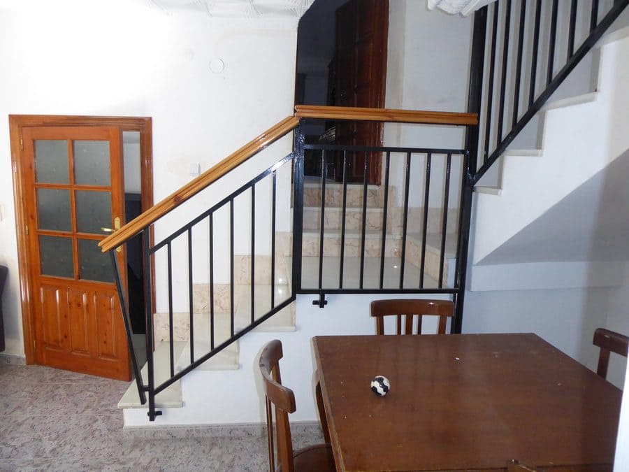 5 makuuhuone Maalaistalo myytävänä paikassa Baza - 35 000 € (Ref: 9789639)