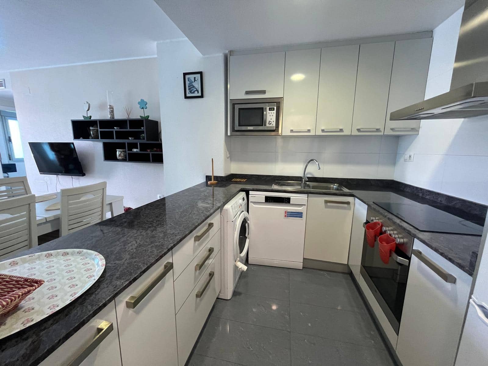 Apartamento de 2 habitaciones en La Manga del Mar Menor en venta con piscina garaje - 184.900 € (Ref: 9357645)