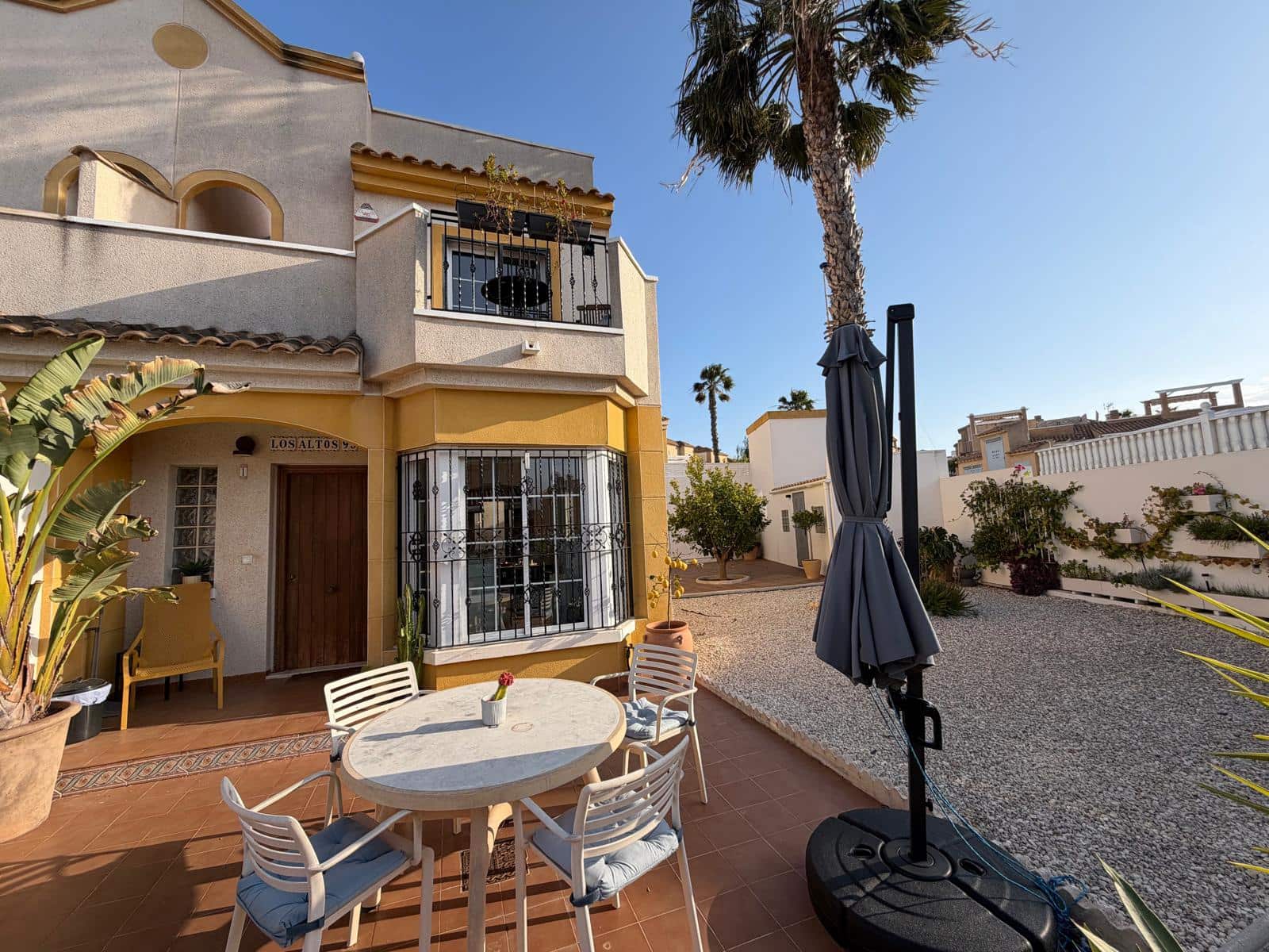 3 makuuhuone Rivitalo myytävänä paikassa Torrevieja mukana uima-altaan 
autotalli - 227 000 € (Ref: 9737203)