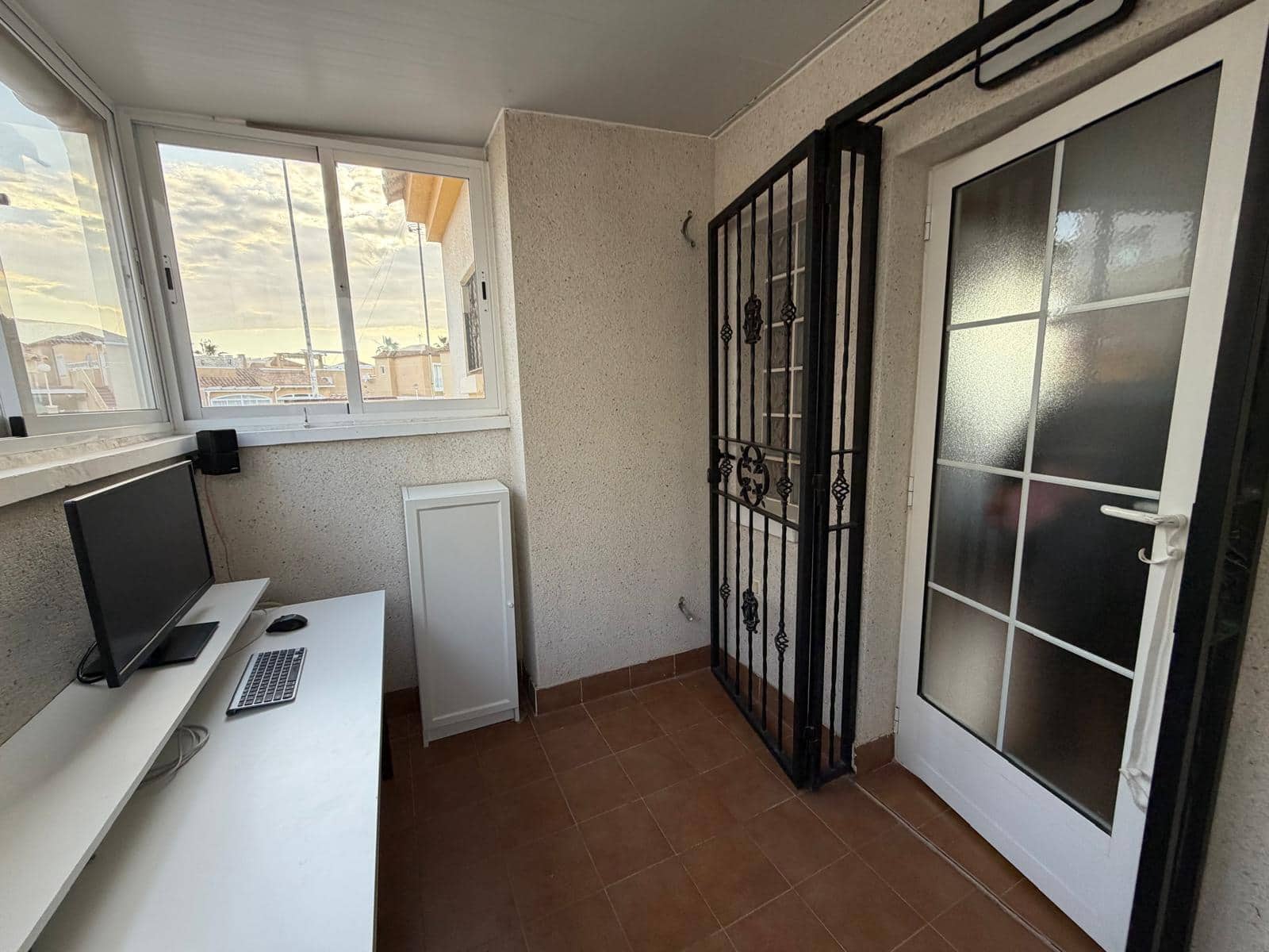3 makuuhuone Rivitalo myytävänä paikassa Torrevieja mukana uima-altaan 
autotalli - 227 000 € (Ref: 9737203)