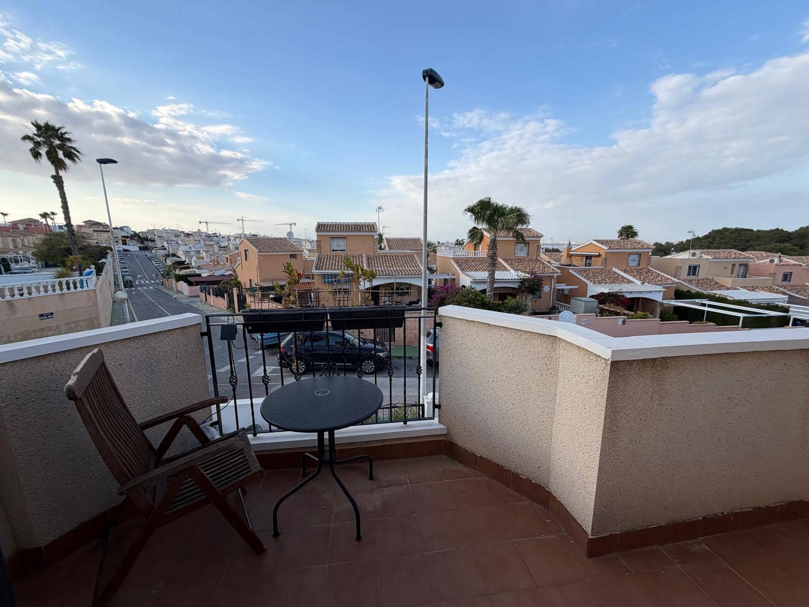 3 makuuhuone Rivitalo myytävänä paikassa Torrevieja mukana uima-altaan 
autotalli - 227 000 € (Ref: 9737203)