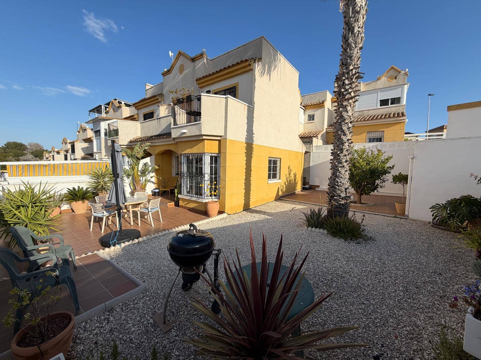 3 makuuhuone Rivitalo myytävänä paikassa Torrevieja mukana uima-altaan 
autotalli - 227 000 € (Ref: 9737203)