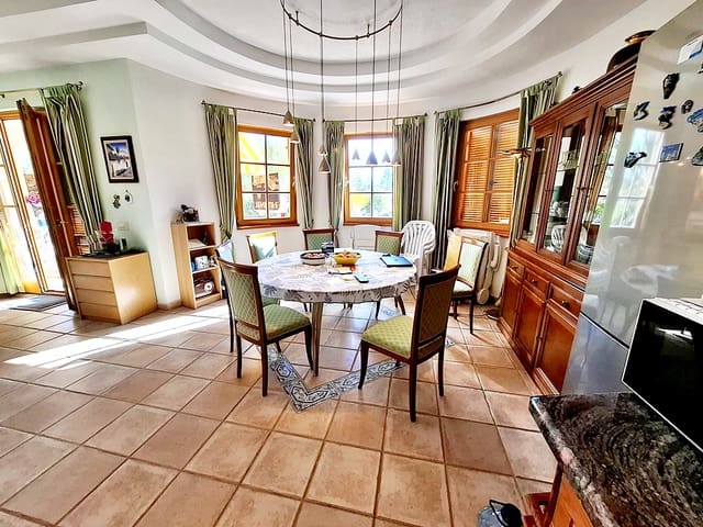 3 makuuhuone Huoneisto myytävänä paikassa Costa del Silencio, Arona mukana uima-altaan 
autotalli - 333 000 € (Ref: 10030970)