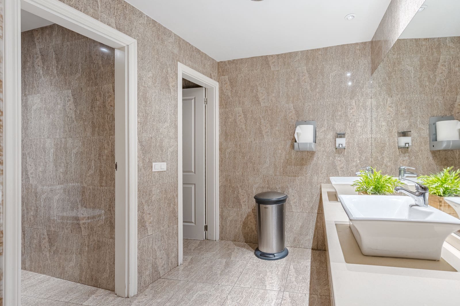 Kontor til salg i San Eugenio med garage - € 1.100.000 (Ref: 7462344)