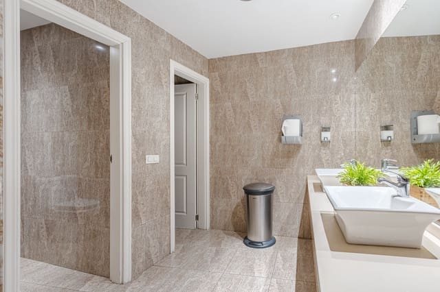 Kontor til salgs i San Eugenio, Adeje med garasje - € 1 100 000 (Ref: 7462344)