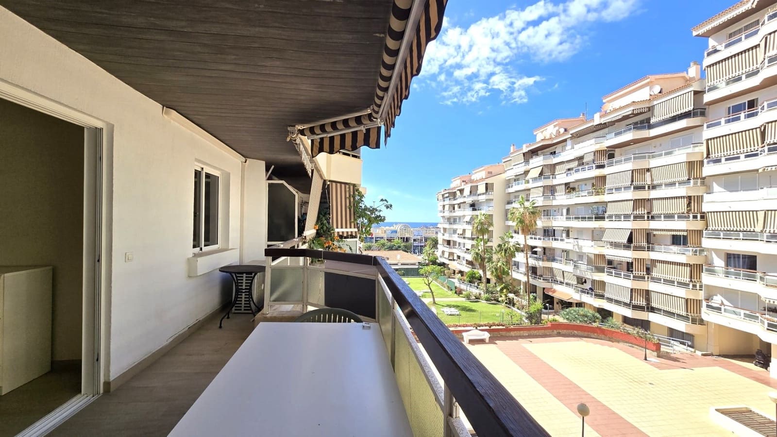 2 quarto Apartamento para venda em Los Cristianos com piscina - 355 000 € (Ref: 9409875)