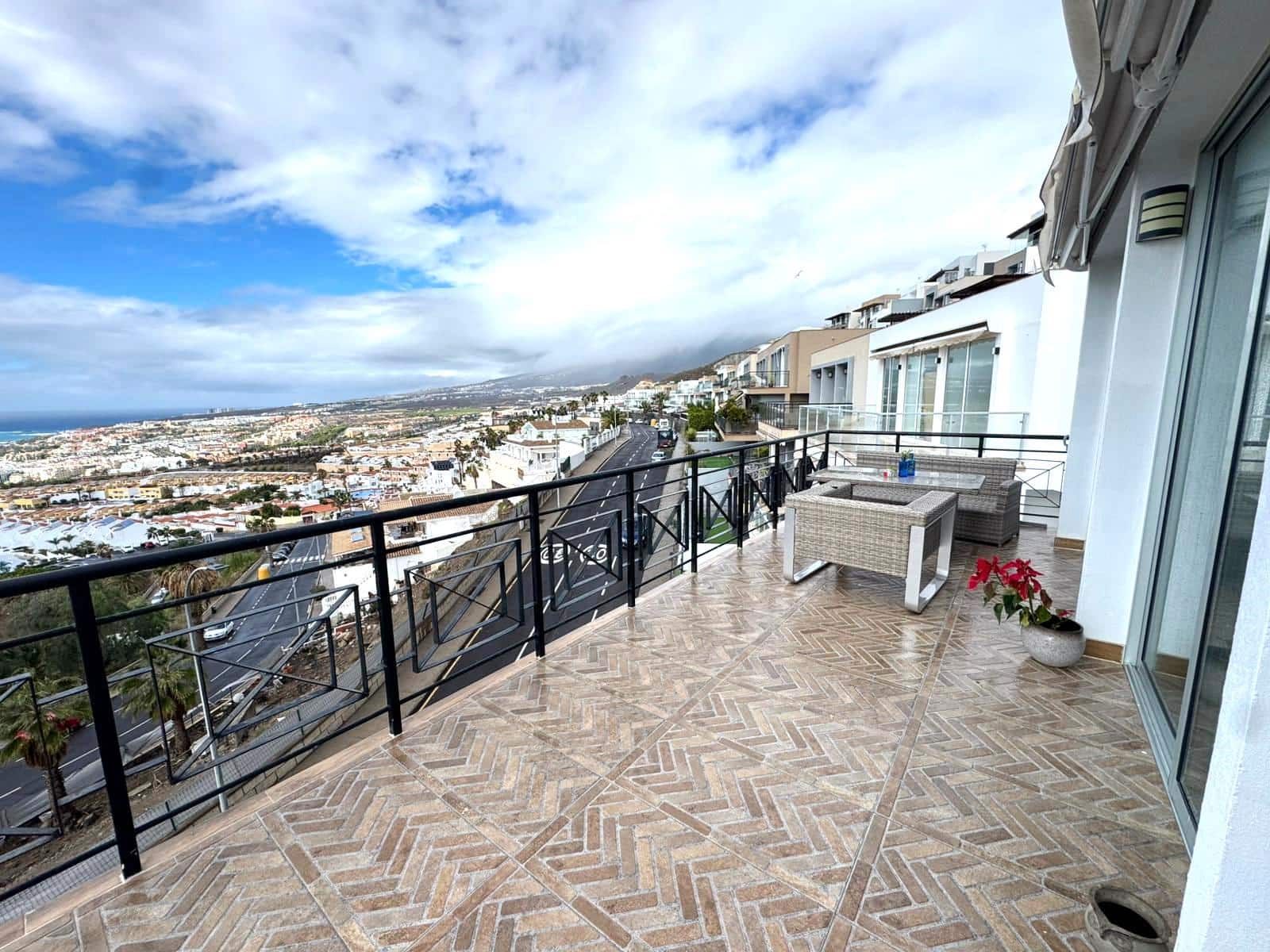 4 bedroom Townhouse for sale in Costa Adeje with garage - € 988,000 (Ref: 9506552)