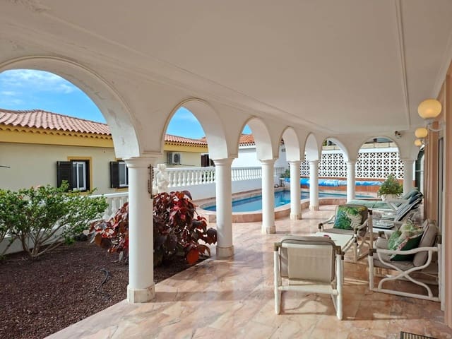 Chalet de 3 habitaciones en Chayofa, Arona en venta con piscina garaje - 900.000 € (Ref: 9674740)