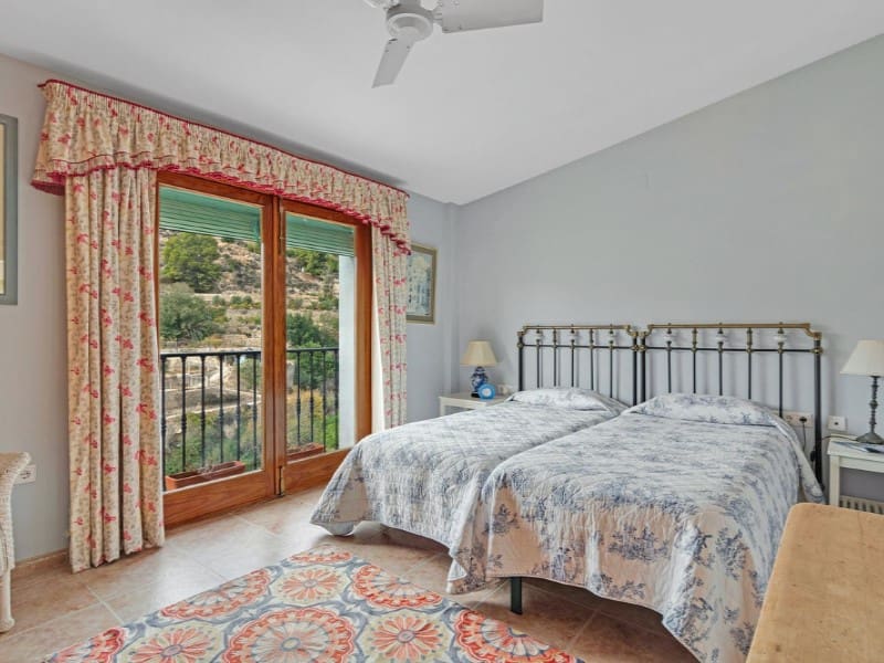 5 sypialnia Finka/Dom wiejski na sprzedaż w Relleu z basenem garażem - 975 000 € (Ref: 8561014)