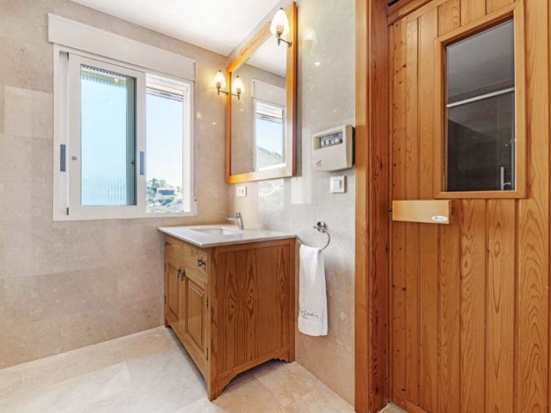 5 soveværelse Villa til salg i El Campello med garage - € 1.900.000 (Ref: 8594758)