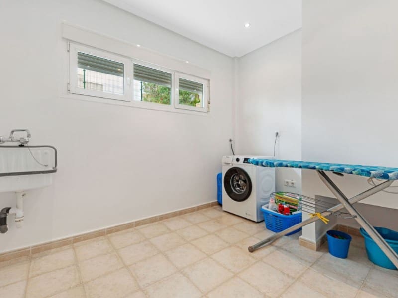 4 soverom Villa til salgs i El Campello med svømmebasseng garasje - € 1 135 000 (Ref: 8599044)