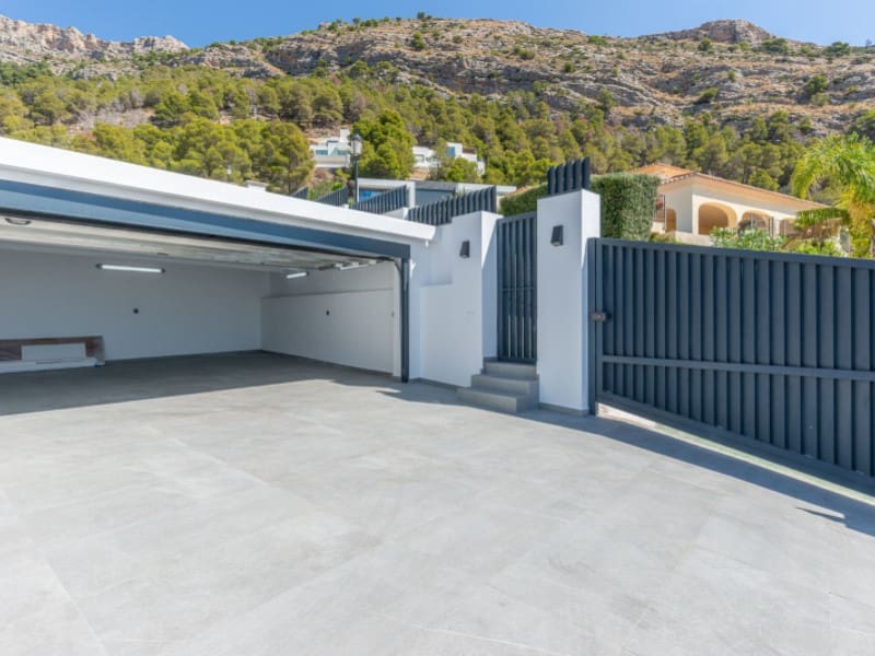 4 bedroom Villa for sale in Altea with garage - € 2,095,000 (Ref: 9239993)