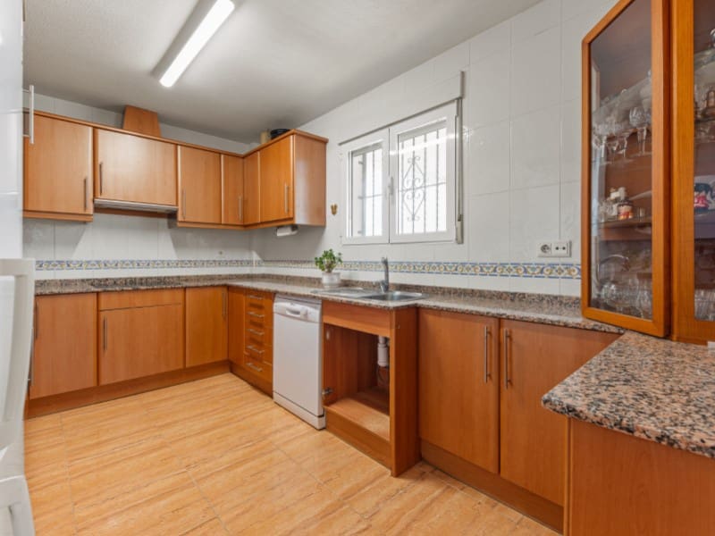 5 soverom Villa til salgs i Alicante by med svømmebasseng garasje - € 399 000 (Ref: 9383268)