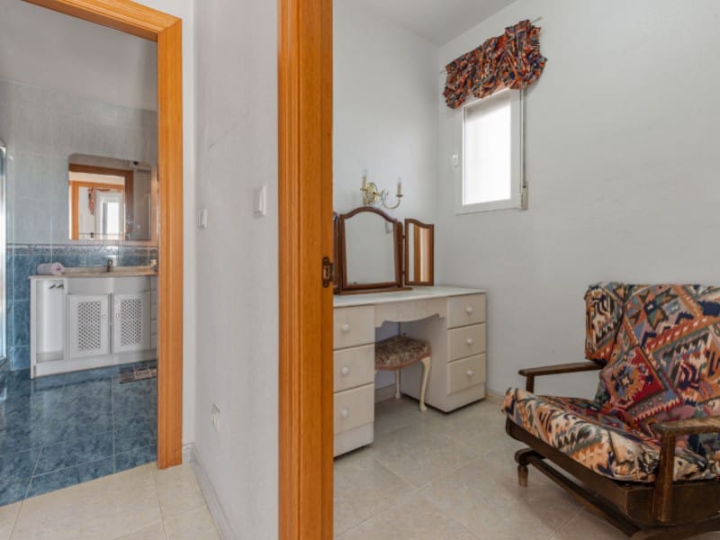 5 soverom Villa til salgs i Alicante by med svømmebasseng garasje - € 399 000 (Ref: 9383268)