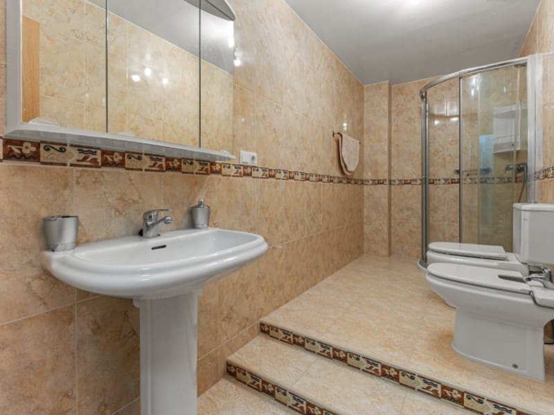 5 soverom Villa til salgs i Alicante by med svømmebasseng garasje - € 399 000 (Ref: 9383268)