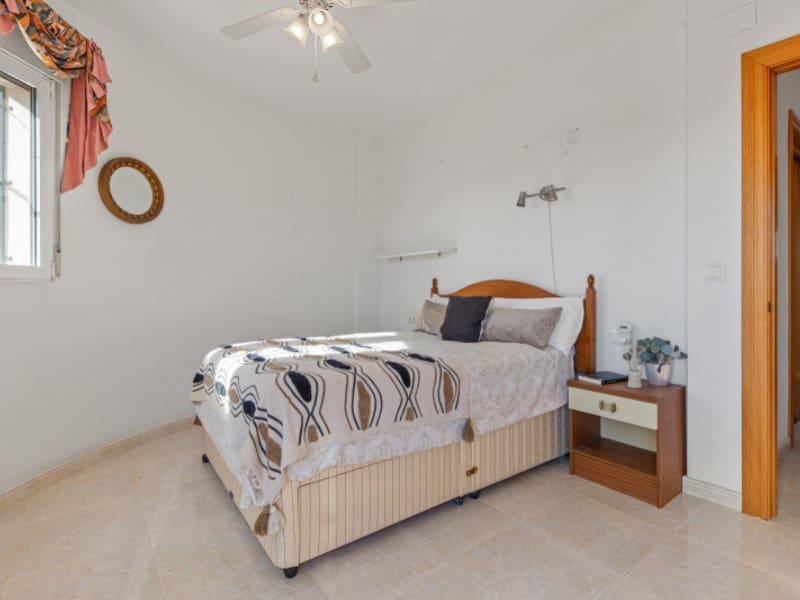 5 soverom Villa til salgs i Alicante by med svømmebasseng garasje - € 399 000 (Ref: 9383268)