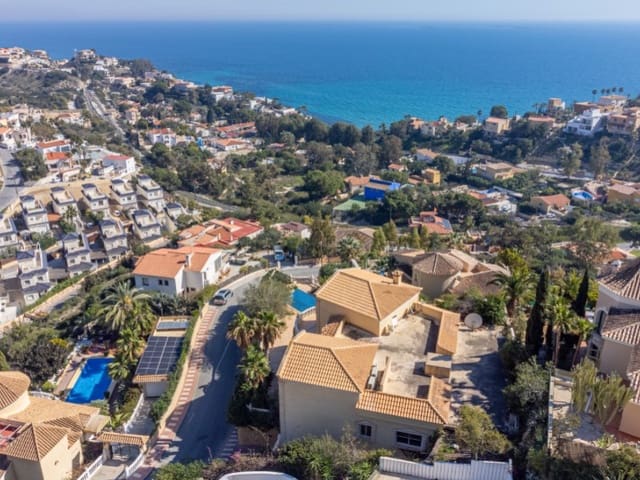 Chalet de 4 habitaciones en El Campello en venta con piscina garaje - 1.200.000 € (Ref: 9808017)