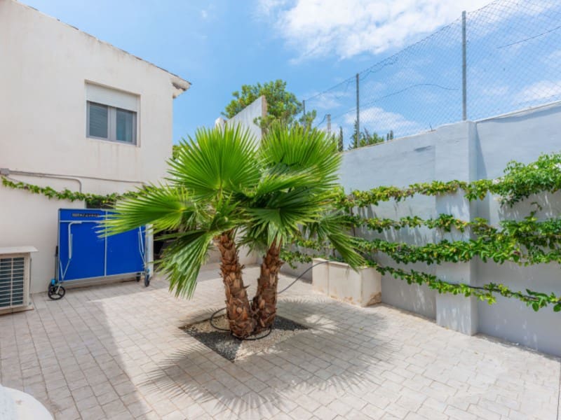 6 bedroom Villa for sale in El Campello with pool - € 850,000 (Ref: 9917845)