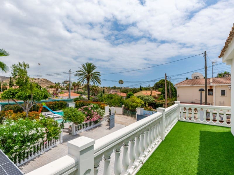 6 bedroom Villa for sale in El Campello with pool - € 850,000 (Ref: 9917845)