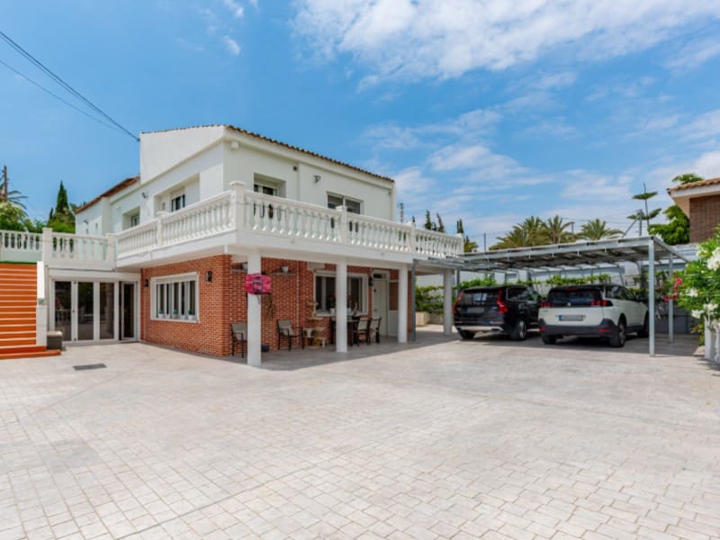 6 bedroom Villa for sale in El Campello with pool - € 850,000 (Ref: 9917845)