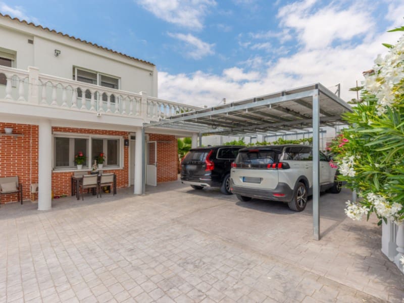 6 bedroom Villa for sale in El Campello with pool - € 850,000 (Ref: 9917845)