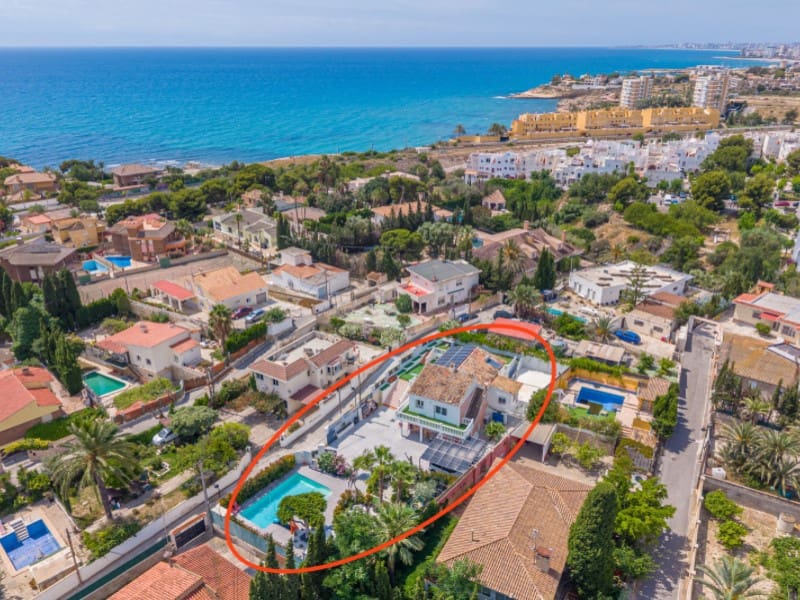6 bedroom Villa for sale in El Campello with pool - € 850,000 (Ref: 9917845)