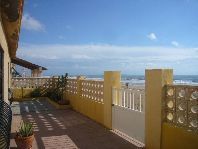 Chalet de 7 habitaciones en Guardamar del Segura en venta con garaje - 1.200.000 € (Ref: 4511140)