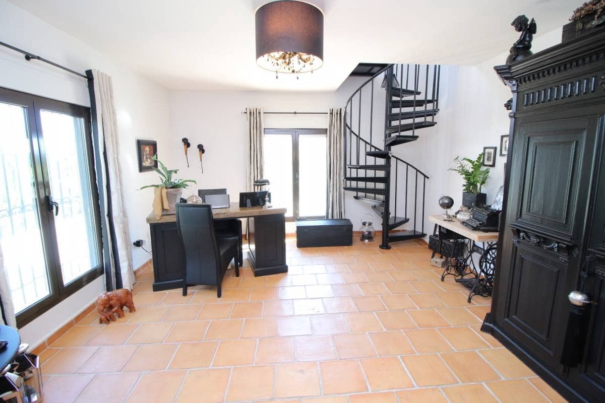 3 bedroom Villa for sale in Catral with pool garage - € 549,000 (Ref: 9737291)