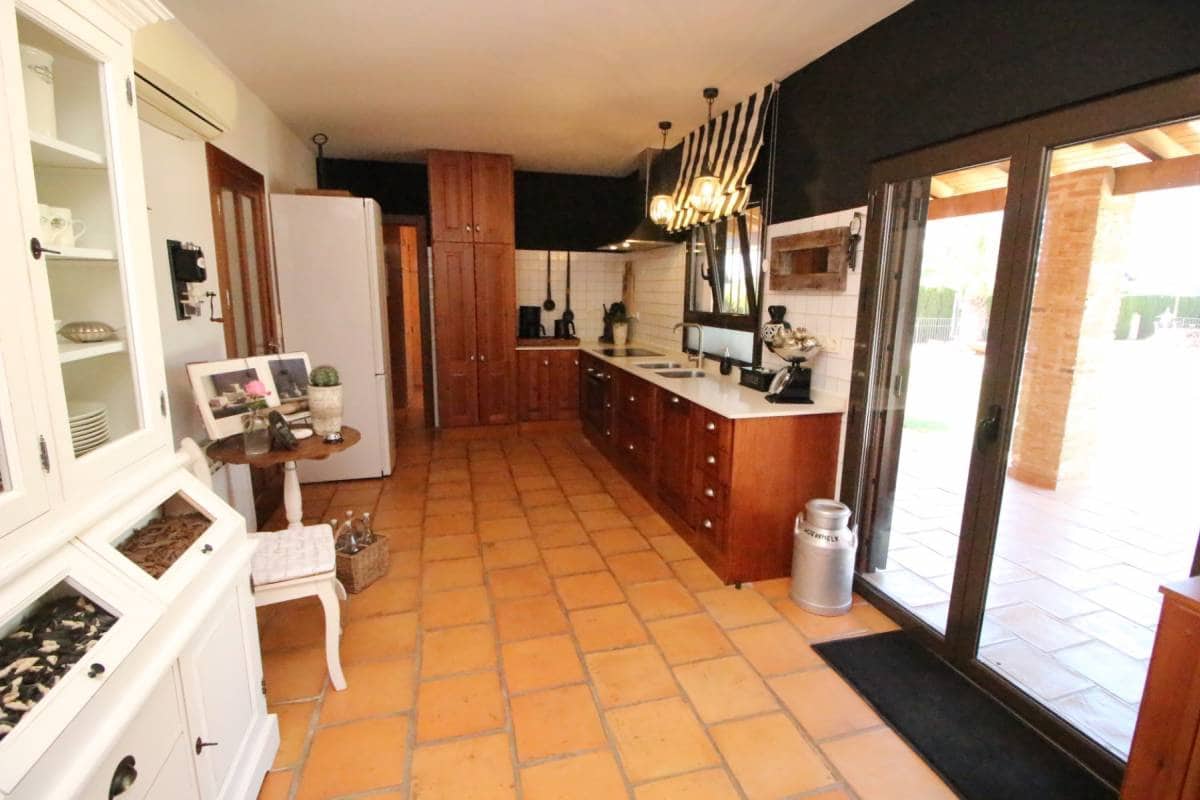 3 bedroom Villa for sale in Catral with pool garage - € 549,000 (Ref: 9737291)