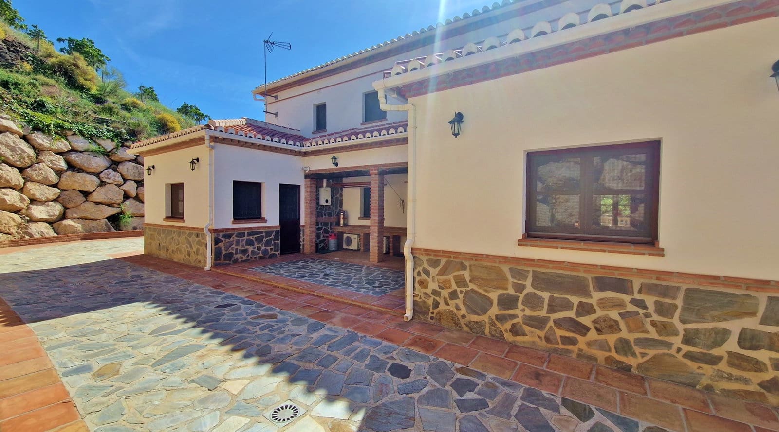 5 sovrum Finca/Hus på landet till salu i Velez-Malaga med pool garage - 695 000 € (Ref: 8372323)