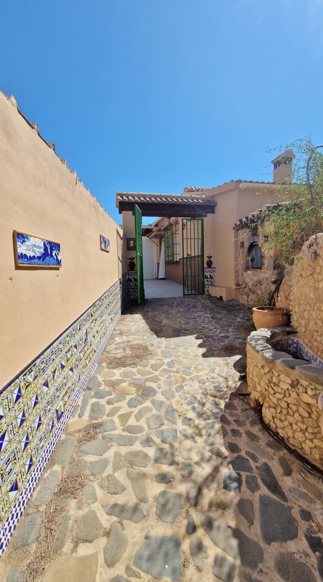 4 soveværelse Finca/Landehus til salg i Comares med swimmingpool garage - € 295.000 (Ref: 8515730)