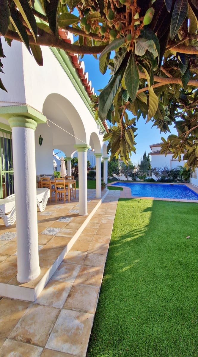 3 chambre Villa/Maison à vendre à Mezquitilla avec piscine - 469 000 € (Ref: 8826161)