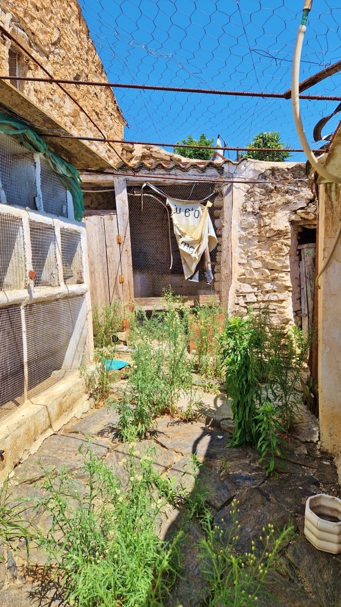 2 soveværelse Finca/Landehus til salg i Velez-Malaga med swimmingpool - € 149.000 (Ref: 9037886)