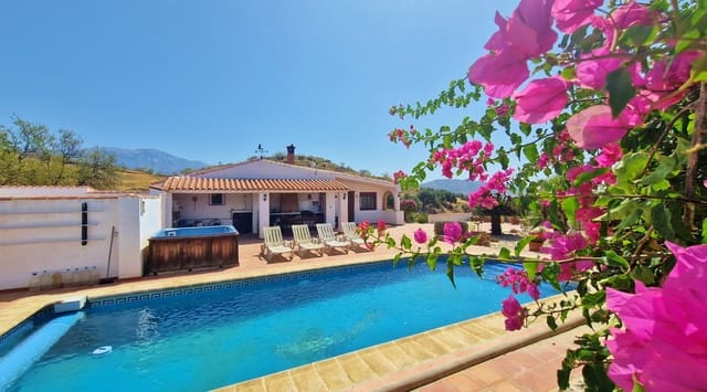 4 bedroom Finca/Country House for sale in Vélez-Málaga with pool - € 359,000 (Ref: 9111495)