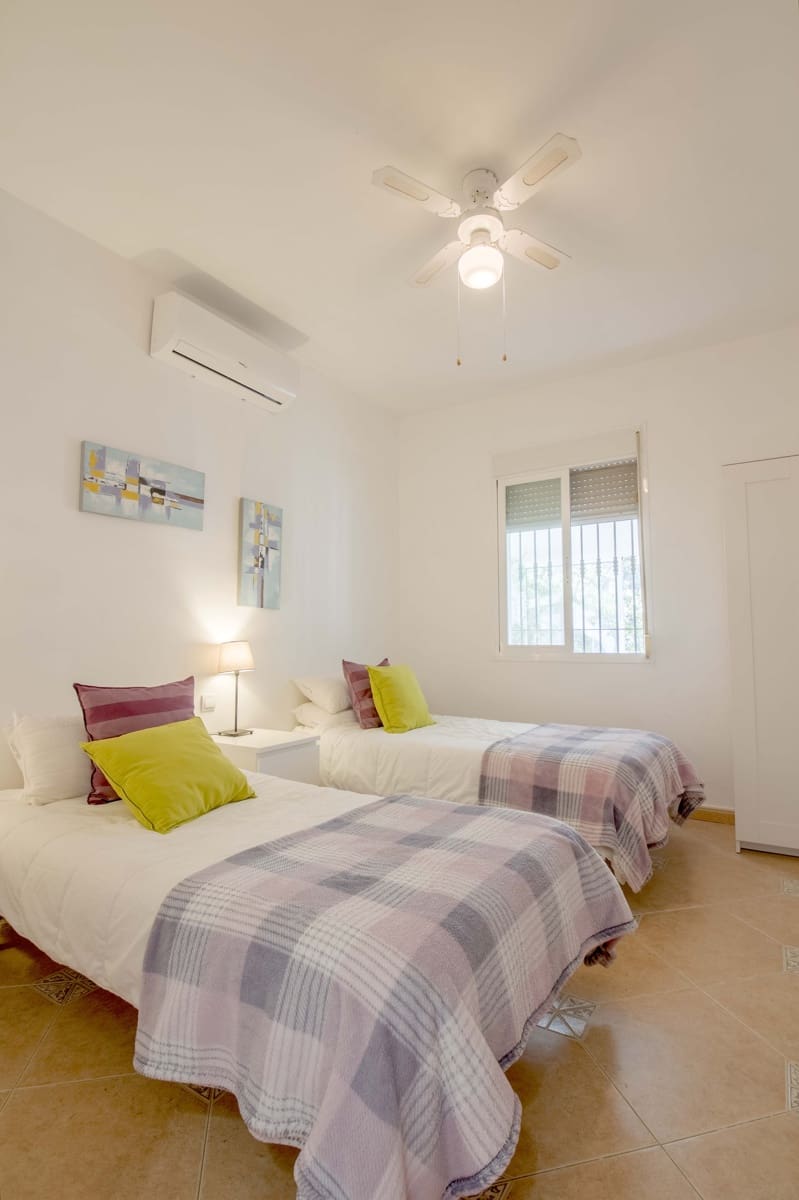 4 soveværelse Finca/Landehus til salg i Comares med swimmingpool - € 349.000 (Ref: 9549993)