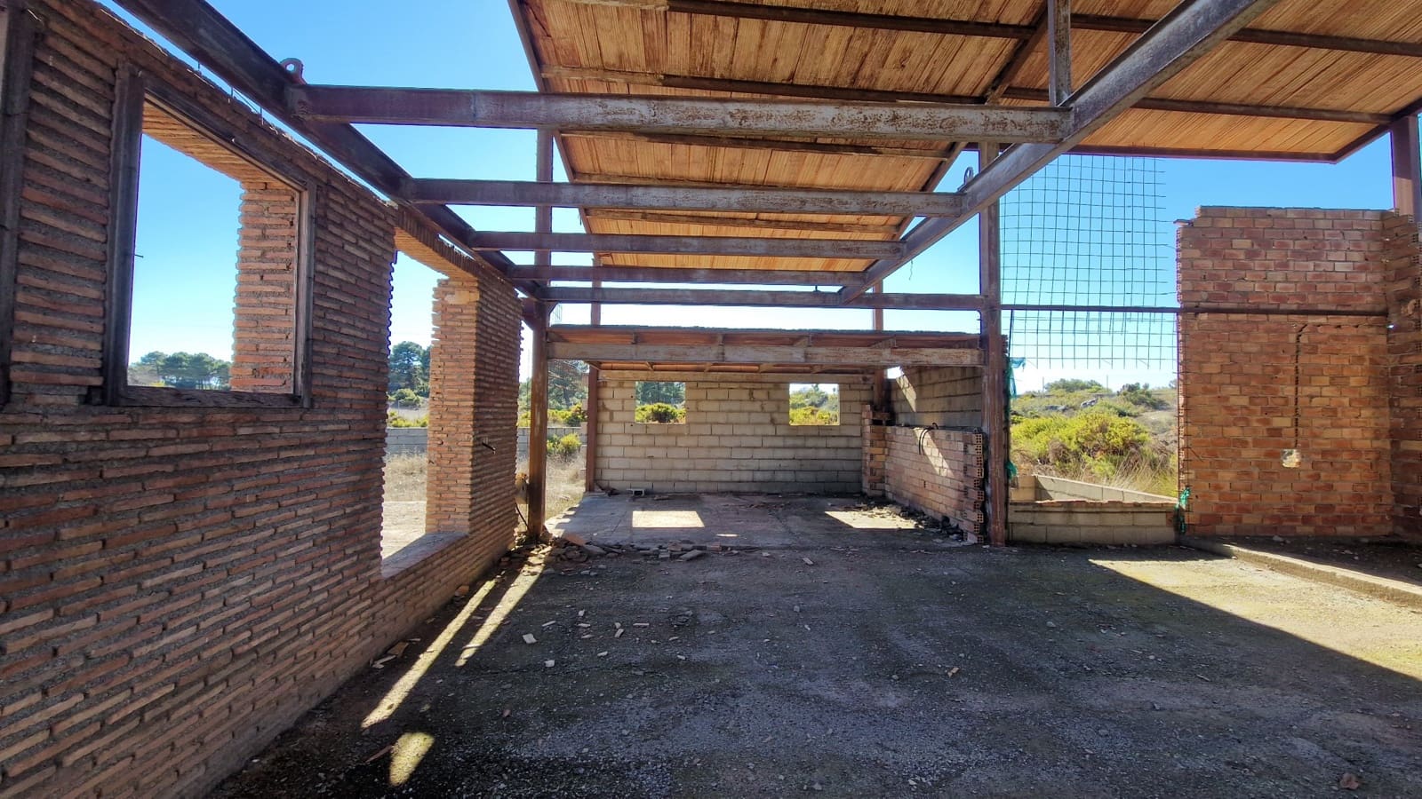 3 soveværelse Finca/Landehus til salg i Albunuelas med swimmingpool - € 89.000 (Ref: 9823936)