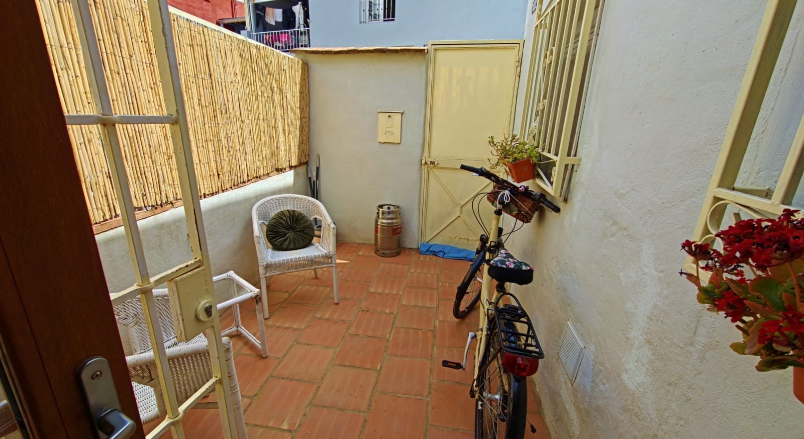 2 bedroom Townhouse for sale in Velez-Malaga - € 135,000 (Ref: 9838825)