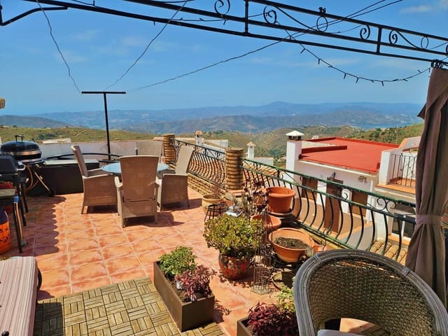 Casa de 4 habitaciones en Canillas de Aceituno en venta - 230.000 € (Ref: 9909775)