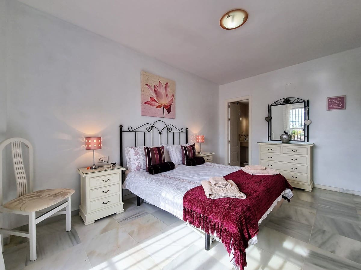 2 slaapkamer Appartement voor vakantieverhuur in Nueva Andalucia met zwembad garage - € 1.400 (Ref: 6036903)