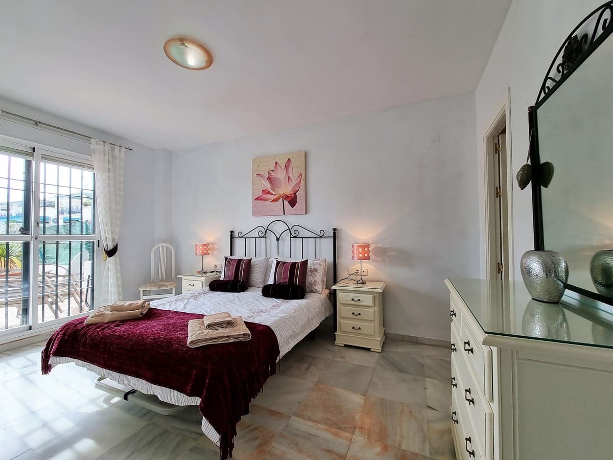 2 slaapkamer Appartement voor vakantieverhuur in Nueva Andalucia met zwembad garage - € 1.400 (Ref: 6036903)