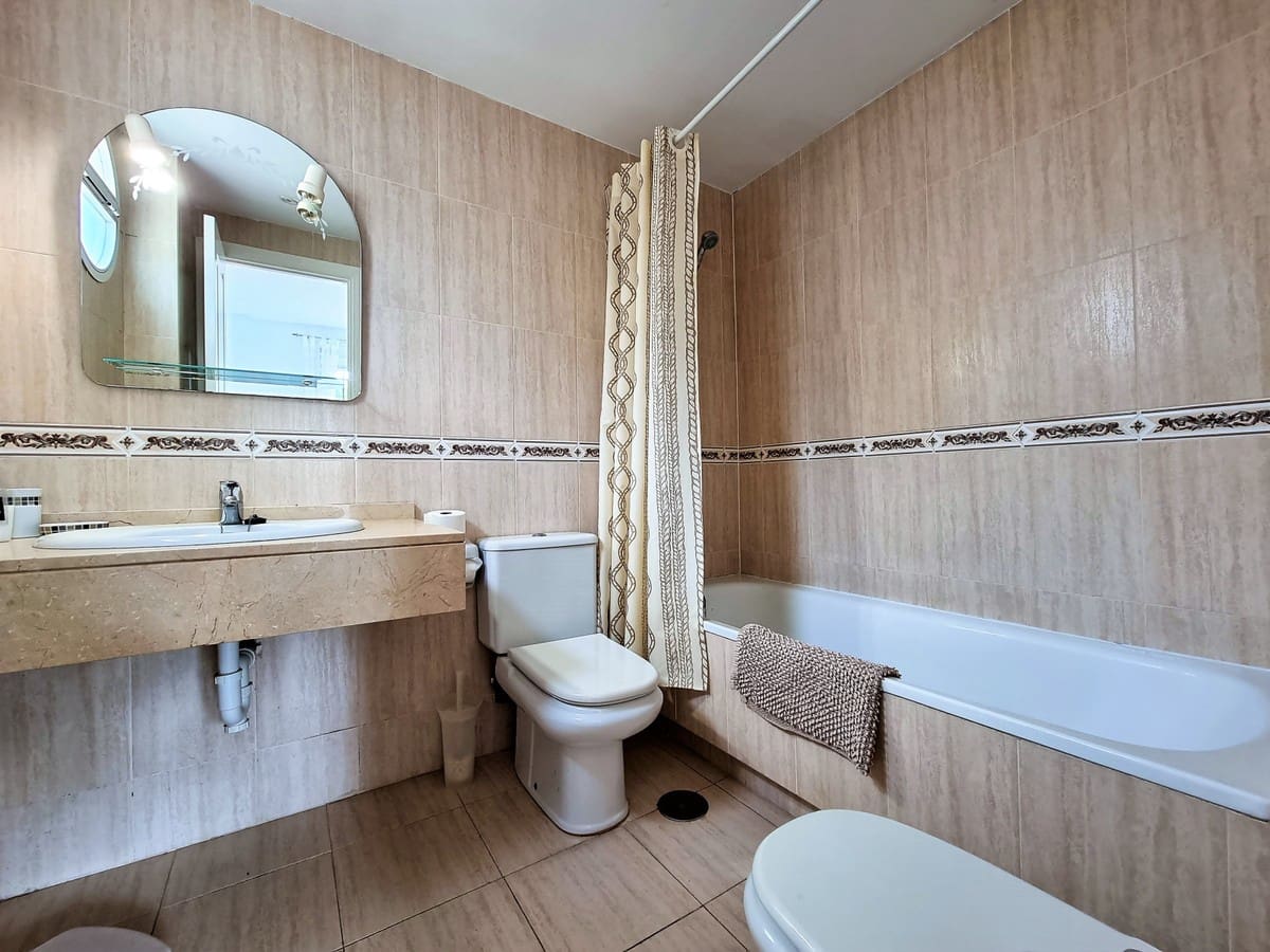 2 slaapkamer Appartement voor vakantieverhuur in Nueva Andalucia met zwembad garage - € 1.400 (Ref: 6036903)