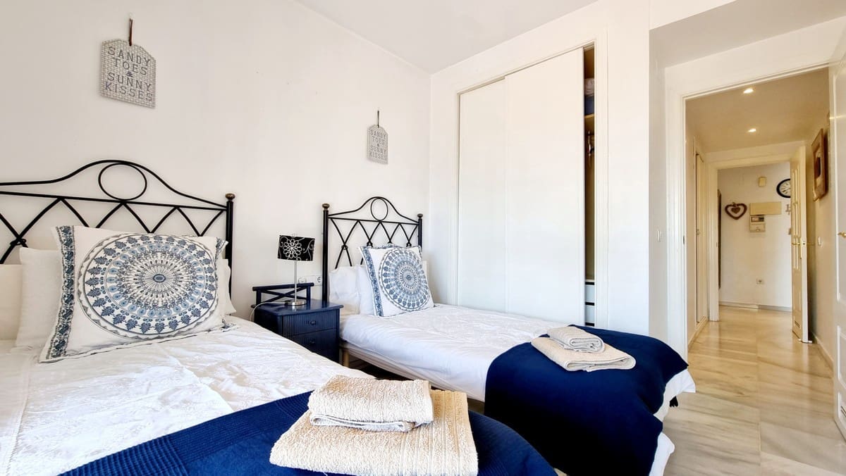 2 slaapkamer Appartement voor vakantieverhuur in Nueva Andalucia met zwembad garage - € 1.400 (Ref: 6036903)