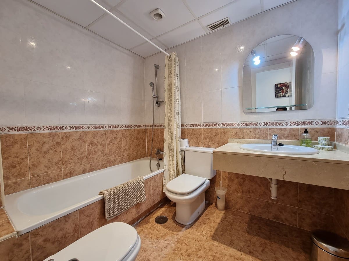 2 slaapkamer Appartement voor vakantieverhuur in Nueva Andalucia met zwembad garage - € 1.400 (Ref: 6036903)