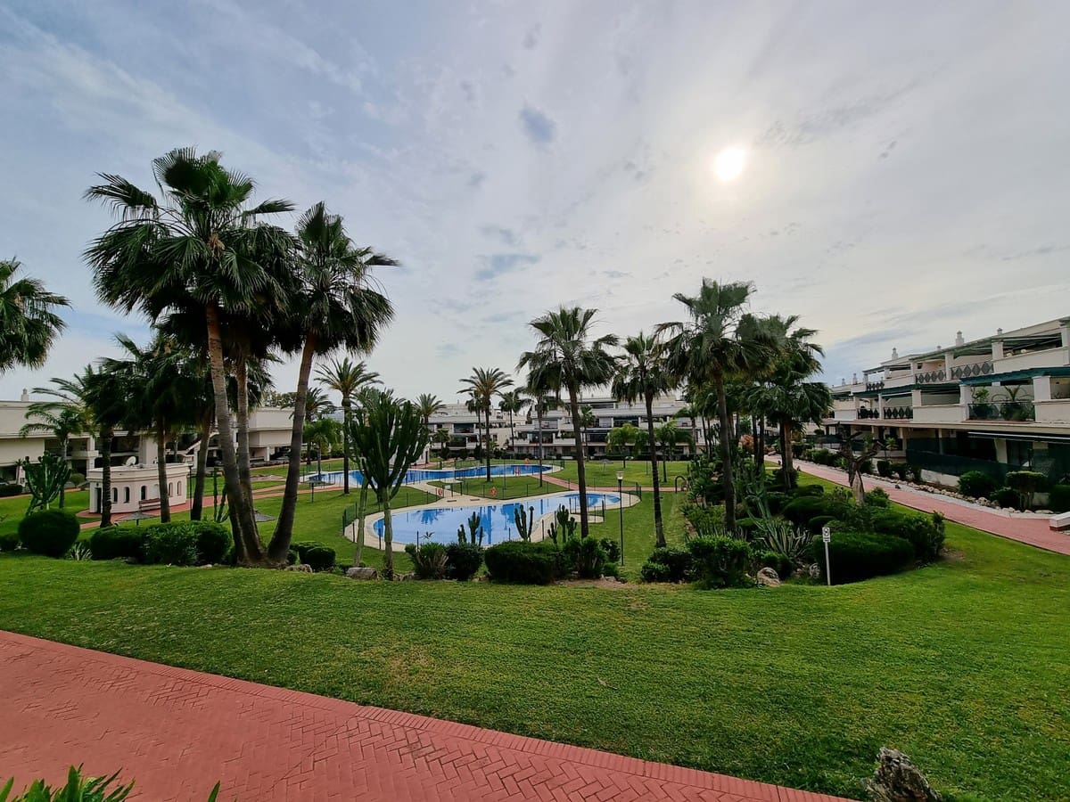 2 slaapkamer Appartement voor vakantieverhuur in Nueva Andalucia met zwembad garage - € 1.400 (Ref: 6036903)