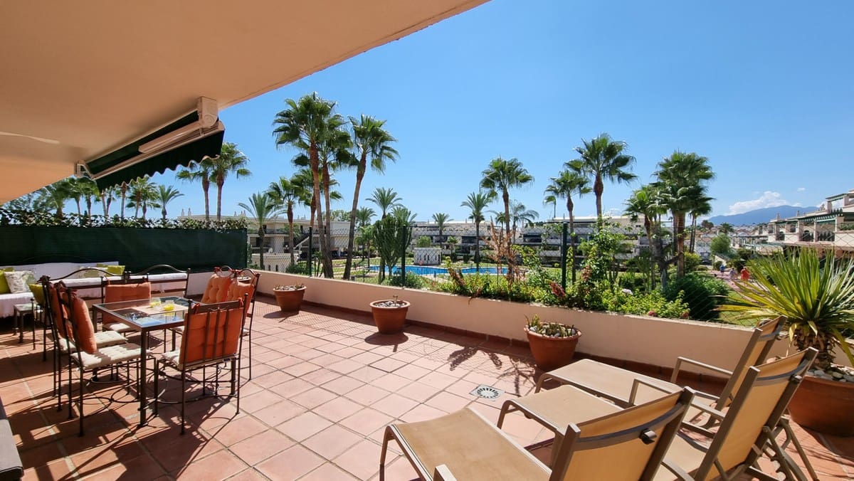 2 slaapkamer Appartement voor vakantieverhuur in Nueva Andalucia met zwembad garage - € 1.400 (Ref: 6036903)