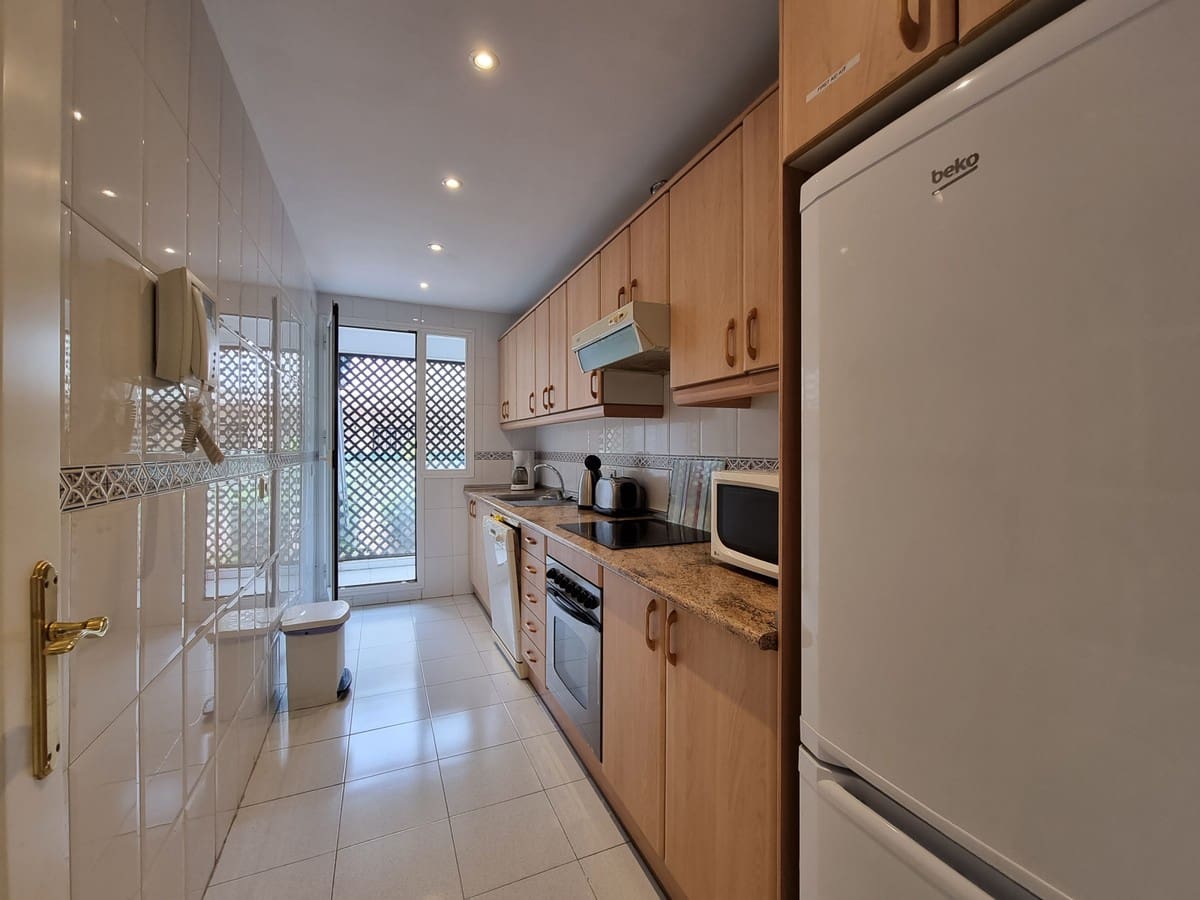 2 slaapkamer Appartement voor vakantieverhuur in Nueva Andalucia met zwembad garage - € 1.400 (Ref: 6036903)