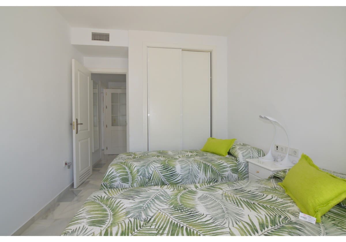 2 quarto Penthouse para arrendamento para férias em Nueva Andalucia com piscina Garagem - 1 500 € (Ref: 6091019)