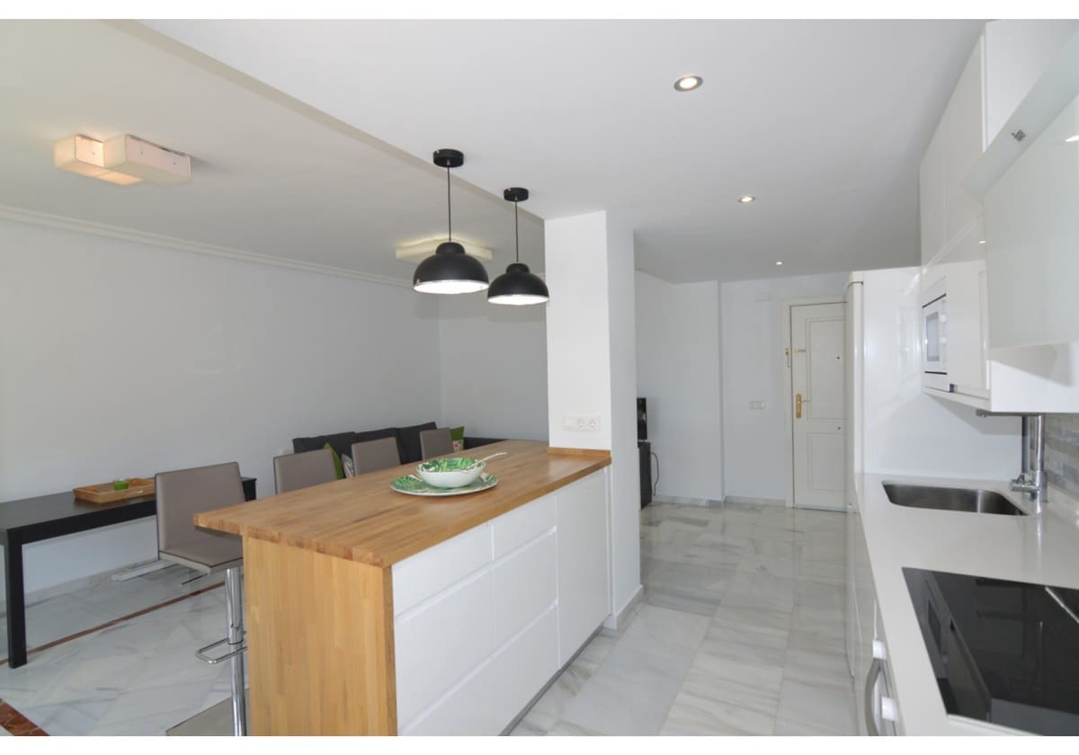 2 quarto Penthouse para arrendamento para férias em Nueva Andalucia com piscina Garagem - 1 500 € (Ref: 6091019)