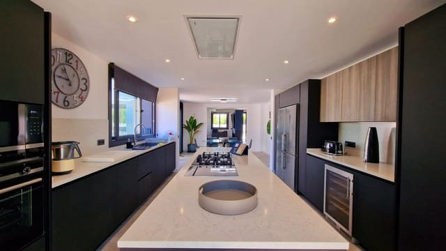 3 makuuhuone Huvila myytävänä paikassa San Pedro de Alcantara, Marbella mukana uima-altaan 
autotalli - 2 450 000 € (Ref: 7702518)